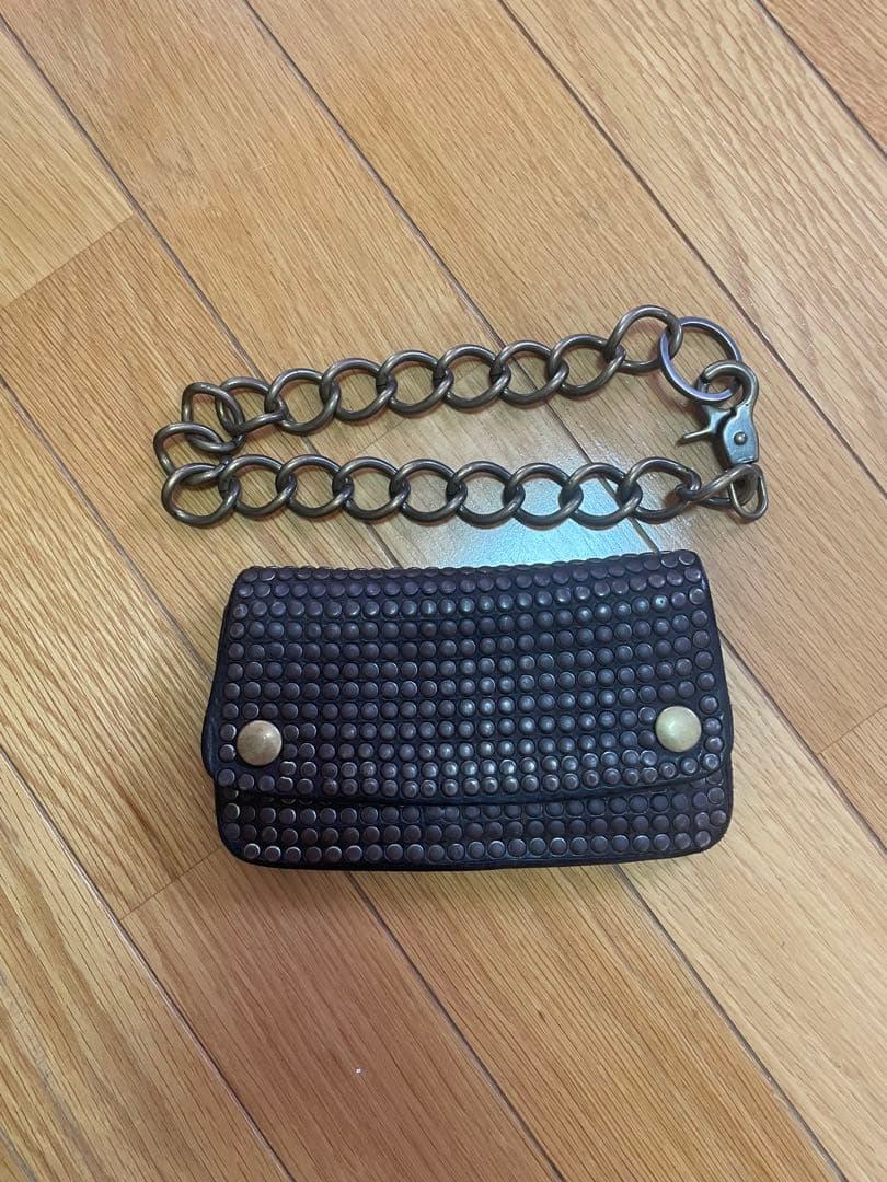 HTC ウォレットチェーン付き　スタッズ　長財布