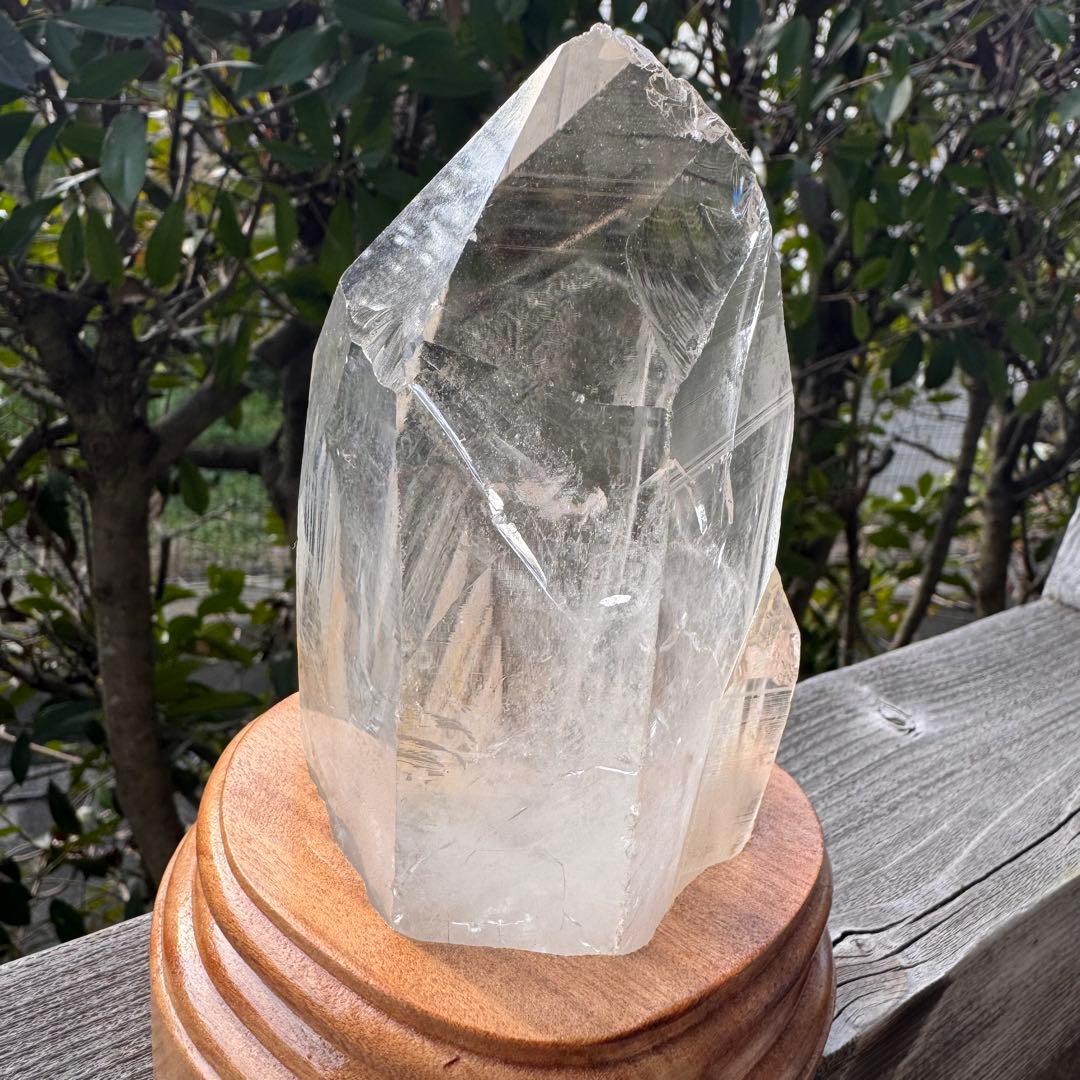 虹入りブラジル産水晶原石　台座付き　約800グラム